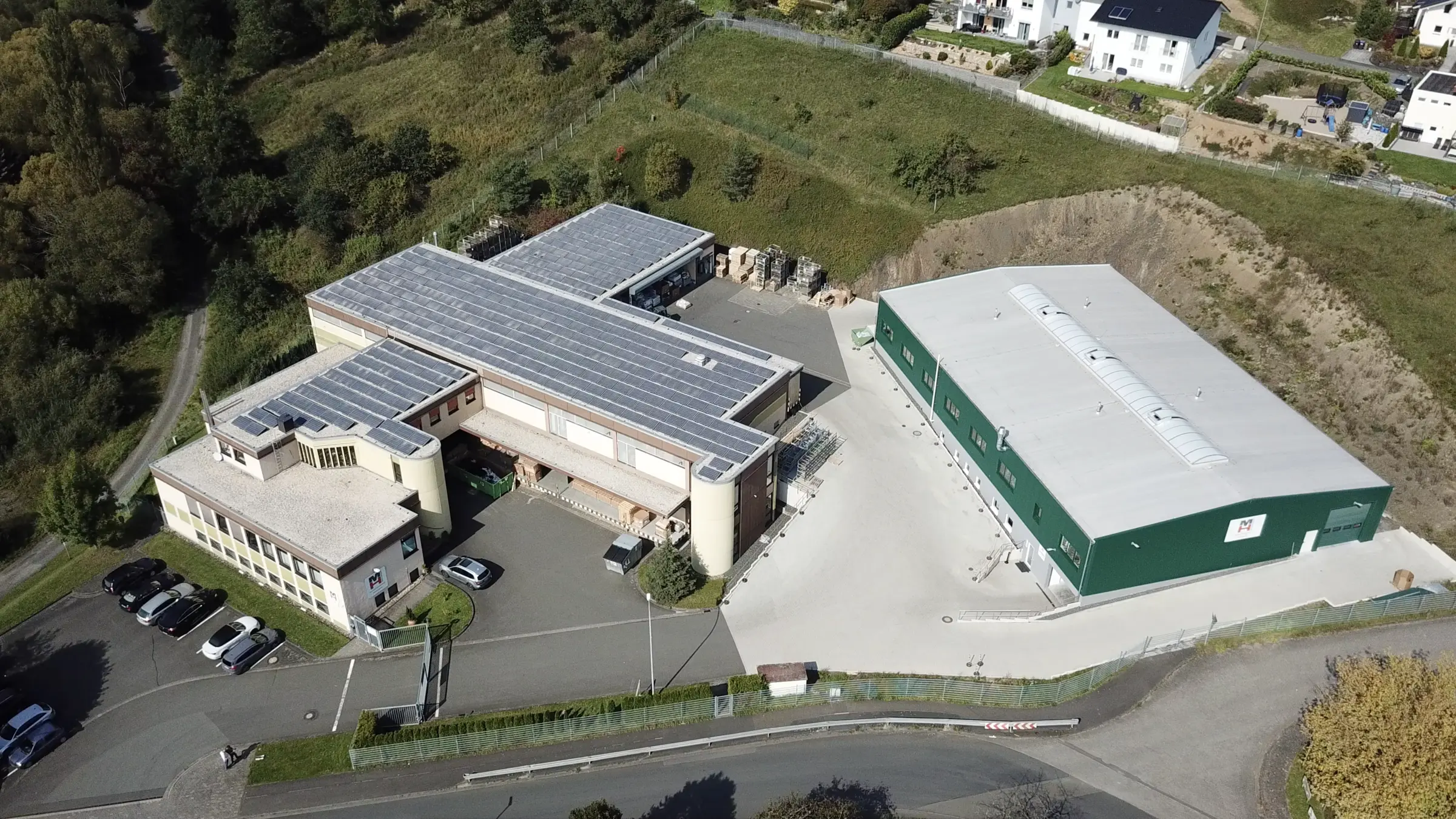 Luftaufnahme des Heller-Werks mit Photovoltaik auf den Dächern