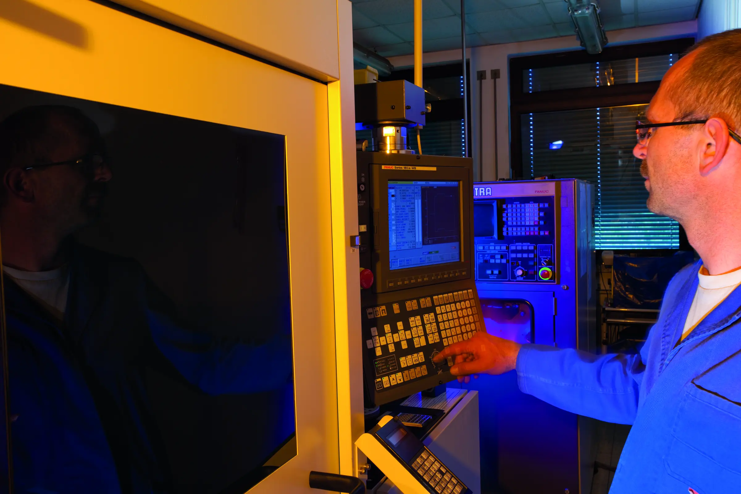 Bedienpult einer Extrusionslinie in der Produktion