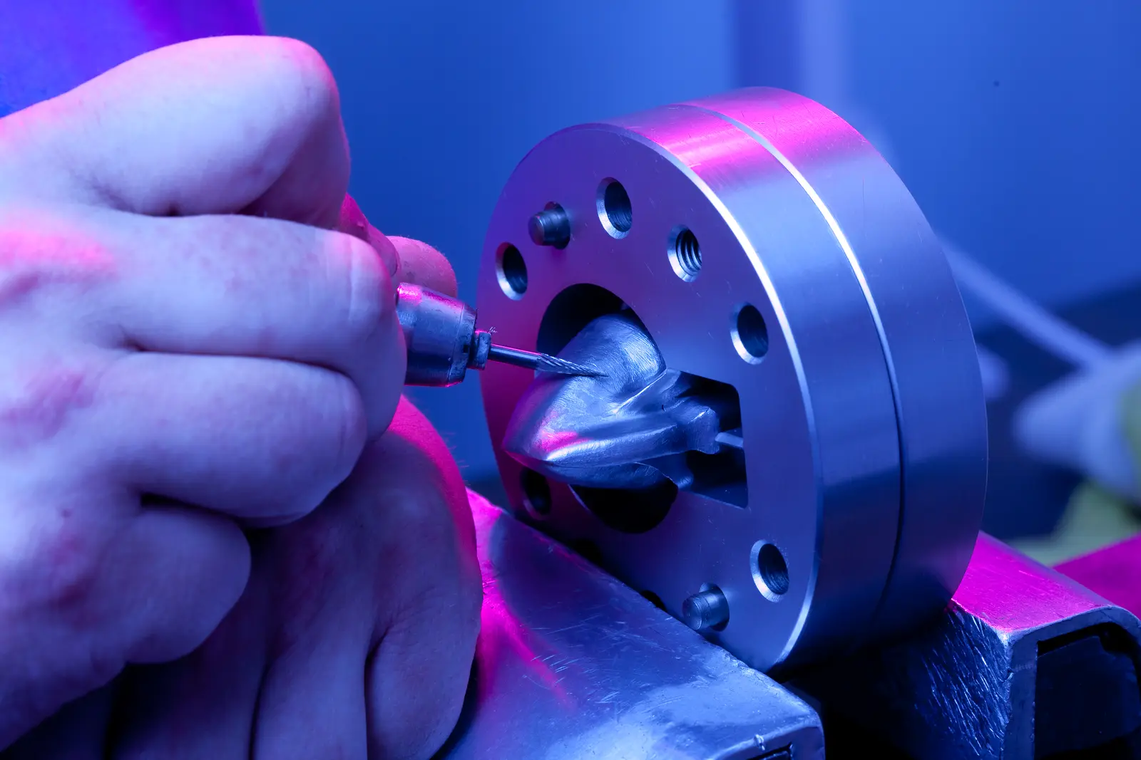 Werkzeugbau: Arbeit am Extrusionswerkzeug